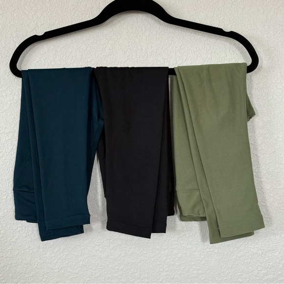 Kids' Lularoe Multi-Pack Leggings - Black, Green, and Teal
Size S/M 4-7 - Picture 2 of 3